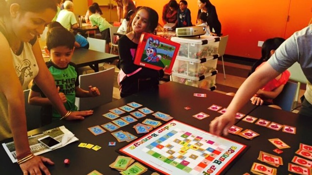 Samaira Mehta sedang melatih anak-anak main CoderBunnyz. (Foto: CoderBunnyz/Facebook)