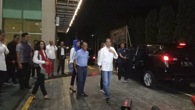 Jokowi usai pertemuan dengan TKN dan influencer di hotel Santika Bogor, Senin (22/10). (Foto: Jihad Akbar/kumparan)