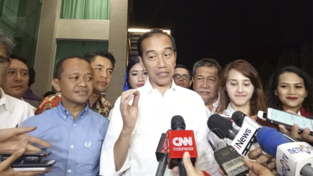 Jokowi usai pertemuan dengan TKN dan influencer di hotel Santika Bogor, Senin (22/10). (Foto: Jihad Akbar/kumparan)