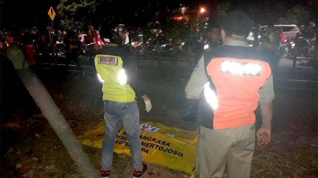 Mayat wanita tercerai berai usai tersambar kereta KRD Jurusan Surabaya - Bojonegoro - Sidoarjo di palang pintu perlintasan Jalan Margorejo Surabaya, Senin (22/10) malam.  (Foto: Dok. Istimewa)