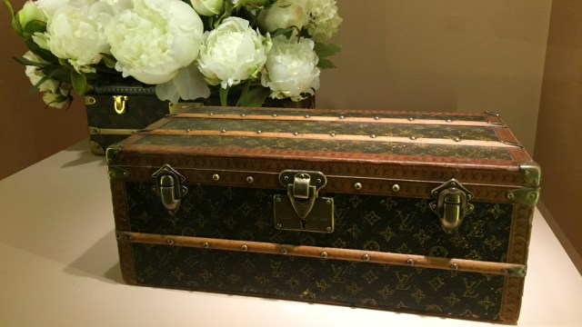 Koleksi bersejarah yang hadir pada pameran Time Capsule Louis Vuitton di Indonesia. (Foto: Avissa Harness/ kumparan)