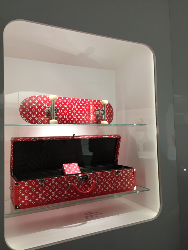 Koleksi bersejarah yang hadir pada pameran Time Capsule Louis Vuitton di Indonesia. (Foto: Avissa Harness/ kumparan)