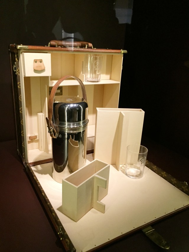 Koleksi bersejarah yang hadir pada pameran Time Capsule Louis Vuitton di Indonesia. (Foto: Avissa Harness/ kumparan)