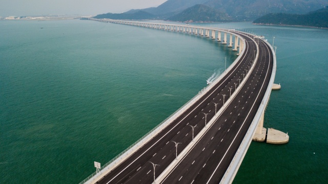 Jembatan terpanjang di dunia yang menghubungkan Hong Kong - Zhuhai - Macau. (Foto: Anthony WALLACE / AFP)
