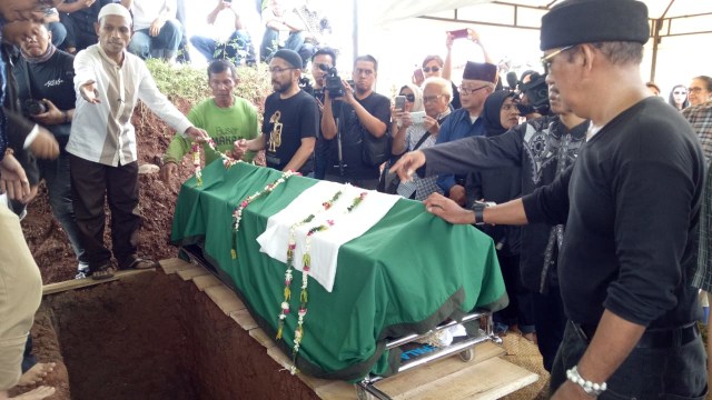 Pemakaman Titi Qadarsih, TPU Tanah Kusir, Jakarta Selatan (Foto: Aria Pradana/kumparan)
