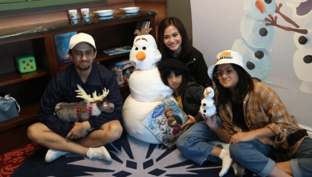 Ersa Mayori dan keluarga liburan ke Hong Kong Disneyland.  (Foto: Yufienda Novitasari/kumparan)