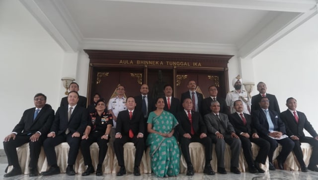 Menhan India Nirmala Sitharaman (lima kiri) bersama Menhan Indonesia Ryamizard Ryacudu (lima kanan) di kementerian pertahanan Indonesia, Selasa (23/10/2018). (Foto: Irfan Adi Saputra/kumparan)