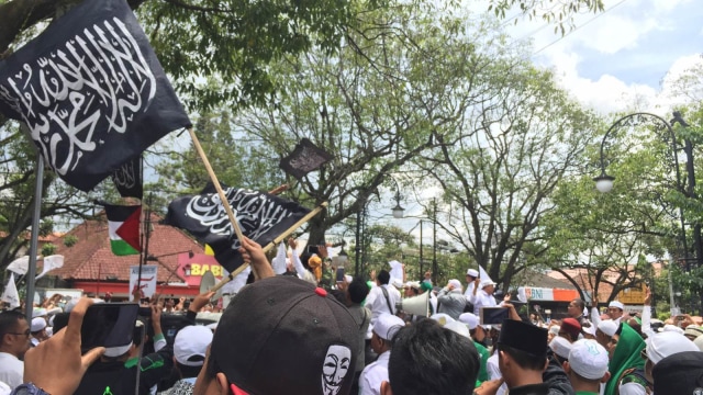 Suasana aksi massa Front Pembela Islam saat persidangan di Pengadilan Negeri Bandung. (Foto: Iqbal Tawakal/kumparan)