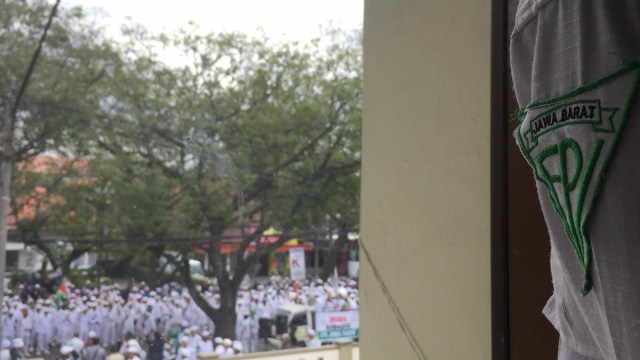 Suasana aksi massa Front Pembela Islam saat persidangan di Pengadilan Negeri Bandung. (Foto: Iqbal Tawakal/kumparan)