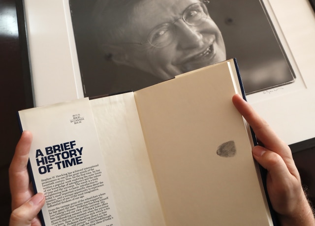 Buku dengan tanda jempol Stephen Hawking. (Foto: AP Photo/Frank Augstein)