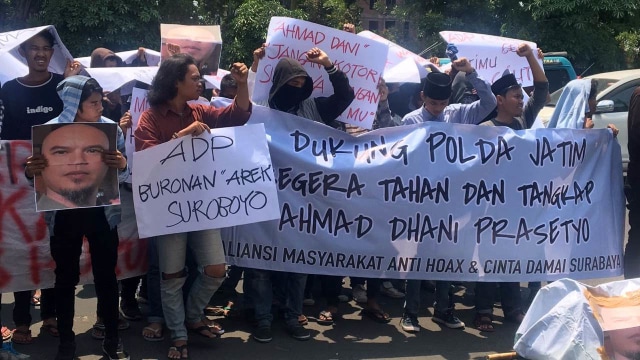 Sekelompok massa yang menamakan diri sebagai Aliansi Anti Hoax dan Cinta Damai Surabaya mengeluruk Polda Jatim (Foto: Dok. Istimewa)