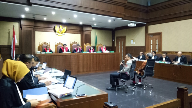 Sidang kasus dugaan korupsi dengan terdakwa Irvanto dan Made Oka di Pengadilan Tipikor Jakarta, Selasa (23/10/2018). (Foto: Adhim Mugni Mubaroq/kumparan)