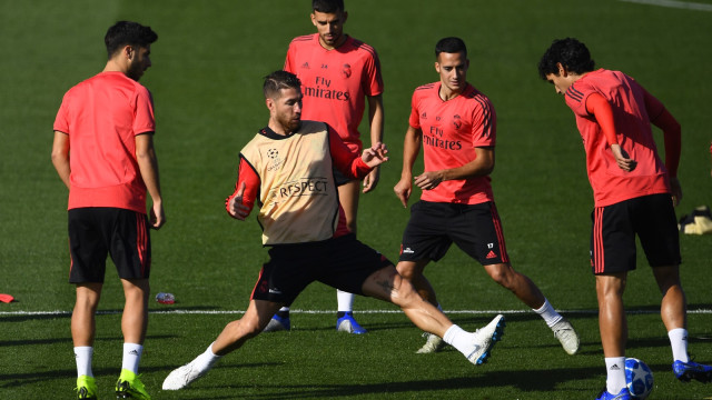Sergio Ramos (rompi kuning) tengah menjalani latihan bersama Real Madrid. (Foto: Gabriel Bouys/AFP)