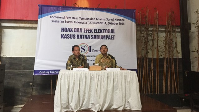 Konferensi pers Lingkaran Survei Indonesia mengenai hoaks dan efek elektoral kasus Ratna Sarumpaet.  (Foto: Muhammad Lutfan Darmawan/kumparan)