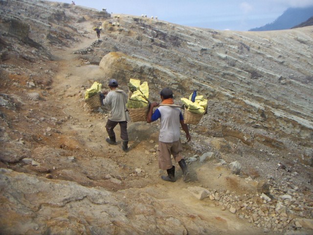 Penambang Sedang Membawa Belerang di Gunung Ijen (Foto: Flickr / chrisinno)