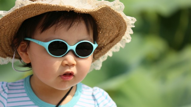 Pakaian dan topi dapat menjaga kulit bayi dari paparan matahari Foto: Shutterstock
