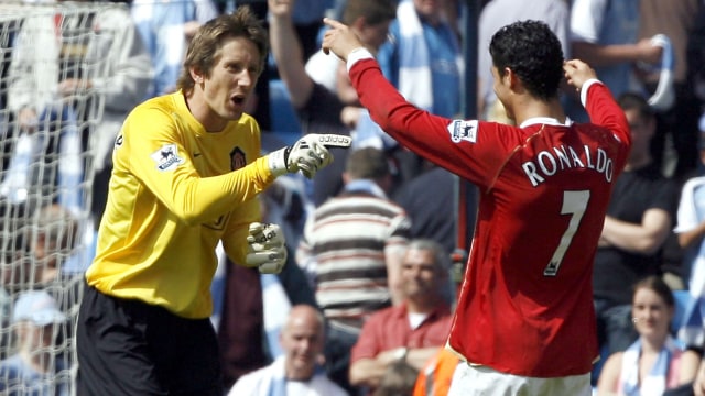 Edwin van der Sar dan Cristiano Ronaldo saat sama-sama membela Manchester United. (Foto: AFP/Andrew Yates)