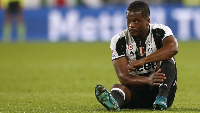 Patrice Evra saat memperkuat Juventus. (Foto: Marco BERTORELLO / AFP)