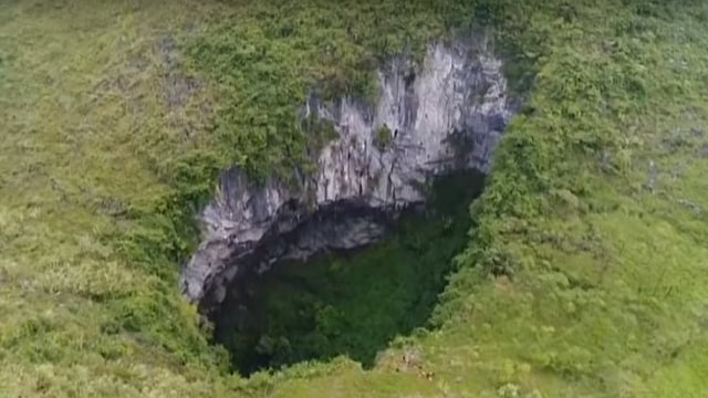 Sink hole atau lubang raksasa di daerah hutan Guangxi, China, yang menyimpan keajaiban geologi di dalamnya. (Foto: Youtube/Euronews)