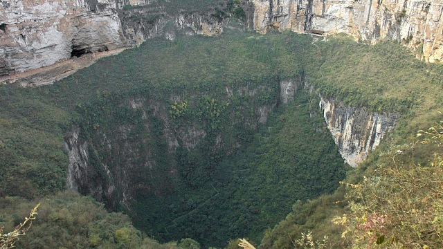 Lubang raksasa terbesar di dunia, Xiaozhai. (Foto: Brookqi via wikimedia commons)