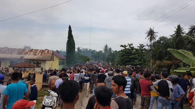 Polsek Bendahara, Aceh Tamiang, dibakar massa. (Foto: Dok. Istimewa)
