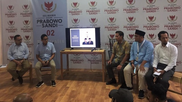 Cawapres Sandiaga Uno dan Bendahara BPN Prabowo-Sandi, Thomas Djiwandono sampaikan laporan keuangan dana kampanye yang terkumpul selama satu bulan. (Foto: Ricad Saka/kumparan)