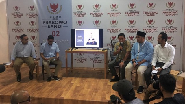 Cawapres Sandiaga Uno dan Bendahara BPN Prabowo-Sandi, Thomas Djiwandono sampaikan laporan keuangan dana kampanye yang terkumpul selama satu bulan. (Foto: Ricad Saka/kumparan)