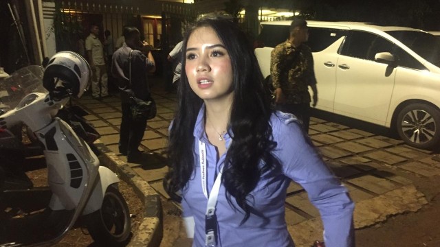 Influenzer selebgram Aprilia Monica di kediaman Prabowo. (Foto: Ricad Saka/kumparan)