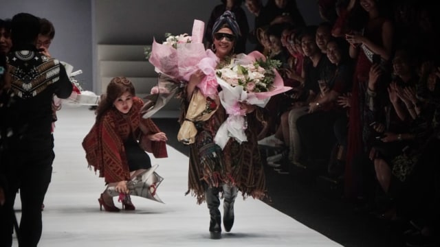 Aksi Menteri Kelautan dan Perikanan, Susi Pudjiastuti di Jakarta Fashion Week 2019. (Foto: Irfan Adi Saputra/kumparan)