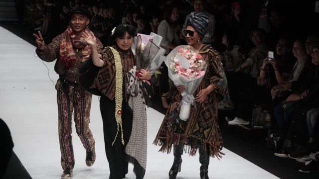 Aksi Menteri Kelautan dan Perikanan, Susi Pudjiastuti di Jakarta Fashion Week 2019. (Foto: Irfan Adi Saputra/kumparan)