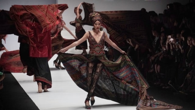Fashion Show busana rancangan Anne Avantie di Jakarta Fashion Week 2019. (Foto: Irfan Adi Saputra/kumparan)