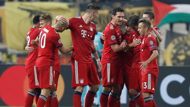 Penggawa Bayern rayakan gol Javi Martinez.  (Foto: REUTERS/Costas Baltas)