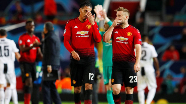 Chris Smalling dan Luke Shaw pusing memikirkan buruknya pertahanan Man United. Foto: Reuters/Jason Cairnduff