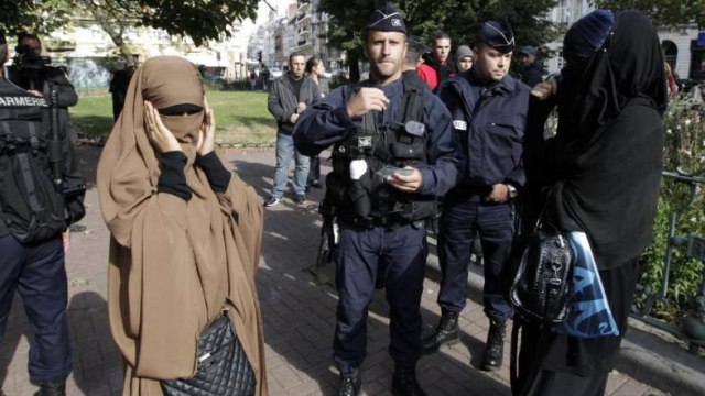 Wanita bercadar di Prancis. (Foto: REUTERS/Pascal Rossignol)