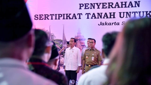Saat Jokowi (kiri) dan Anies Baswedan (kanan) dalam pembagian sertifikat Hak Atas Tanah ke Warga Jakarta Selatan. (Foto: Dok. Biro Pers Setpres)