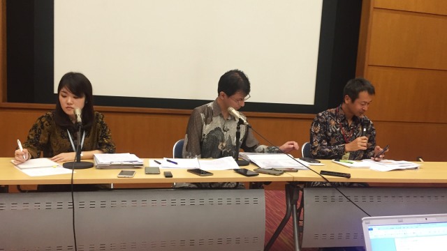 Duta Besar Jepang untuk Indonesia Masafumi Ishii (tengah), Direktur Jenderal Asia Pasifik dan Afrika, Kementerian Luar Negeri Desra Percaya (kanan) di Gedung Kedutaan Besar Jepang, Jakarta, Rabu (24/10/2018). (Foto: Elsa Toruan/kumparan)