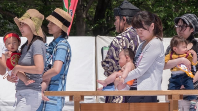 Para ibu muda dan bayinya mengantri di Festival Naki Sumo (Foto: Shutterstock)