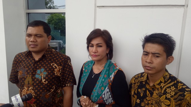 Mega Makcik (tengah) saat ditemui awak media usai sidang dugaan wanprestasi. (Foto: Aria Pradana/kumparan)