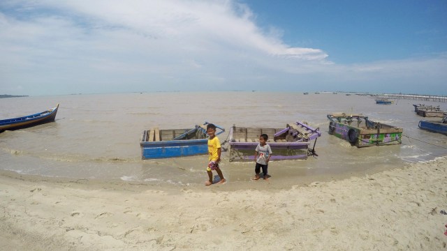 Air di Pantai Sampur, Bangka tercemar akibat pertambangan timah di laut. (Foto: Nugroho Sejati/kumparan)