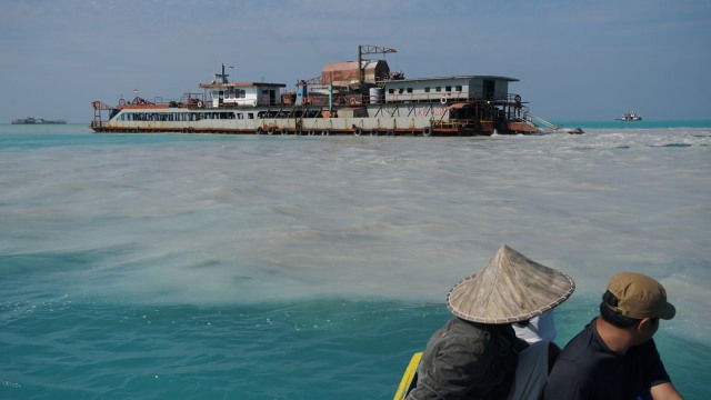 Kapal isap pertambangan timah di Sungai Liat, Bangka. (Foto: Nugroho Sejati/kumparan)