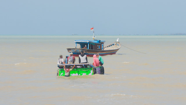 Nelayan di Pantai Sampur, Pangkal Pinang, Bangka. (Foto: Nugroho Sejati/kumparan)