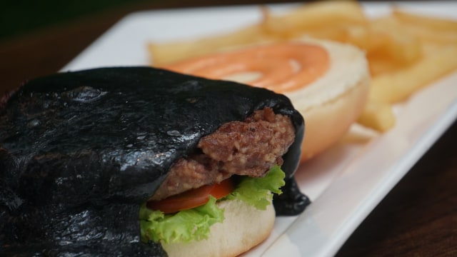 Beef burger plus venom (Foto: Foto: Jamal Ramadhan/Kumparan)