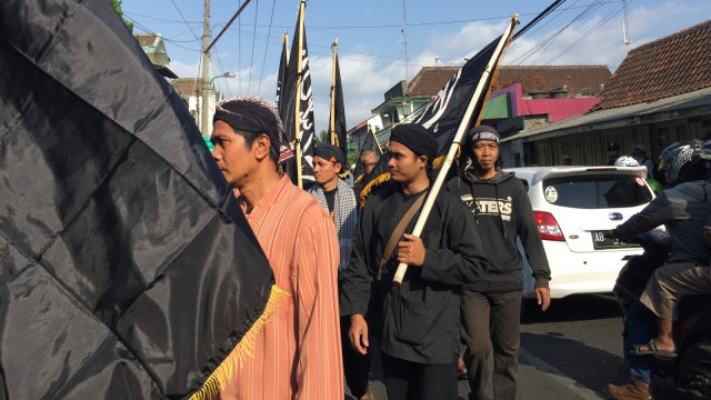 Ratusan orang berkumpul dalam aksi bela bendera Tauhid yang digelar Forum Ukhuwah Islamiyah (FUI) Daerah Istimewa Yogyakarta (DIY), Rabu (24/10/2018). (Foto: Arfiansyah Panji Purnandaru/kumparan)