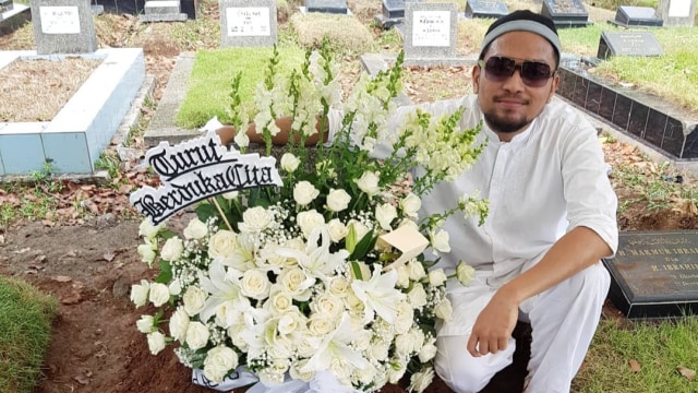 Imam Darto dipemakaman ibundanya. (Foto: Instagram/@imamdarto)