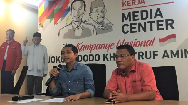 Wakil Ketua TKN, Raja Juli Antoni (kiri) dan Koordinator Media TKN Monang Sinaga di Posko Cemara. (Foto: Rafyq Panjaitan/kumparan)