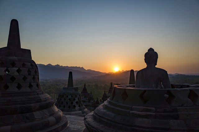 Matahari Baru Nampak di Candi Borobudur Foto: Flickr / Chris Brown