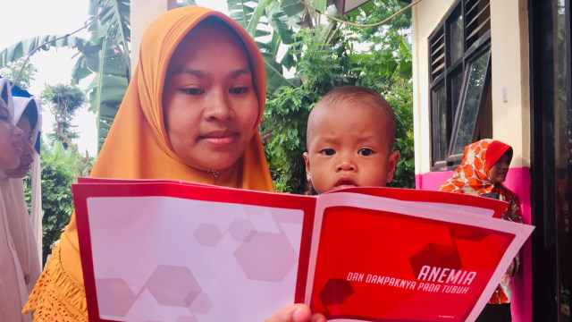 Warga Desa Cisitu mendapat buku saku Generasi Bebas Anemia. (Foto: Shika Arimasen Michi/kumparan)