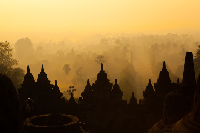 Siluet Saat Sunrise di Candi Borobudur (Foto: Shutter Stock)