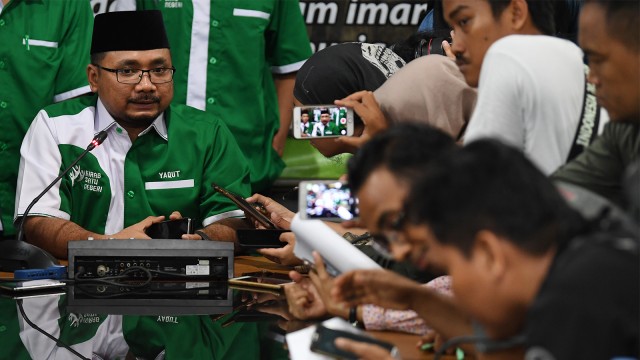 Ketua Umum PP GP Ansor Yaqut Cholil Qoumas memberikan keterangan kepada wartawan di Jakarta. Foto: ANTARA FOTO/Wahyu Putro A.