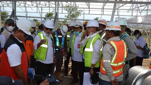Menteri Pekerjaan Umum dan Perumahan Rakyat (PUPR), Basuki Hadimuljono (kedua kiri) meninjau pembangunan hunian sementara (huntara) di Petobo. (Foto: ANTARA FOTO/Rolex Malaha)